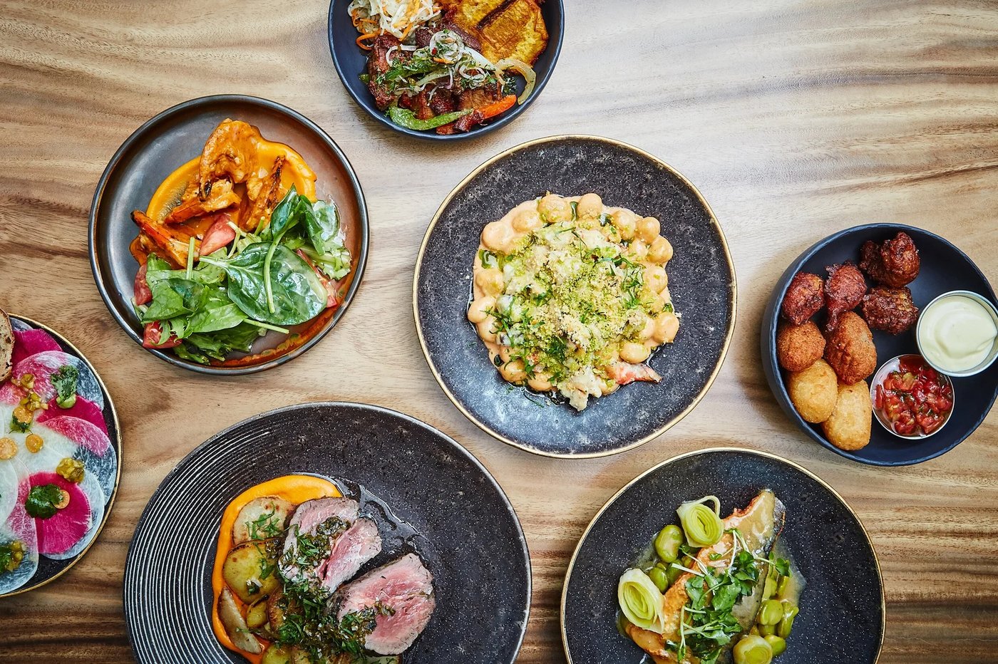 Assiette gourmande inspirée des cultures caribéennes et d’Afrique orientale